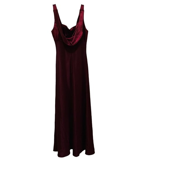 Elegant Burgundy Floor-Length Evening Gown With Rhinestone Brooch Detail & Drape - Picture 9 of 9